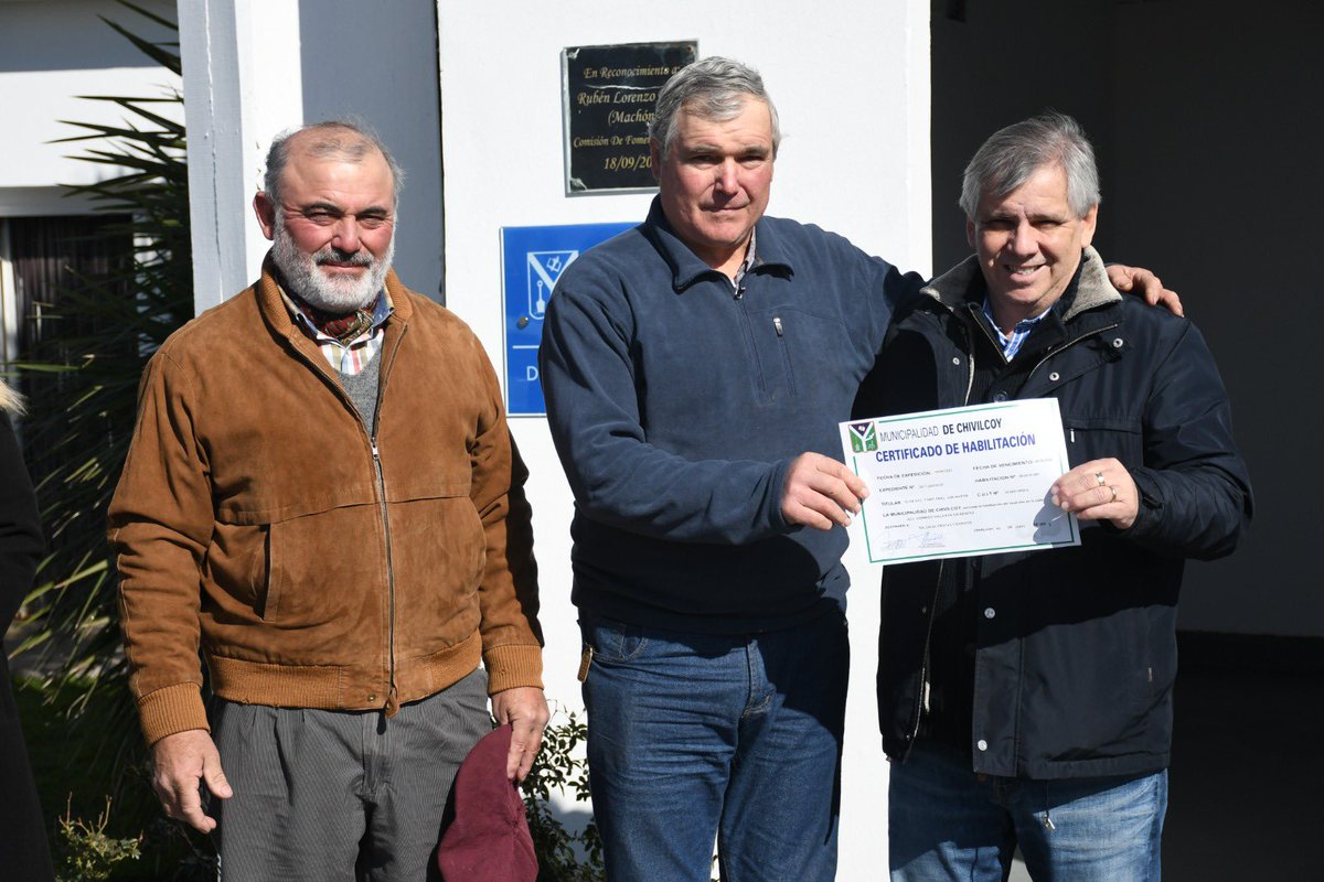 MuniChivilcoy's tweet photo. #AHORA  El intendente @BritosGuillermo inaugura el Destacamento Policial de Benítez, una importante mejora para la seguridad de la localidad 🚓

🏅 Además, hace entrega del certificado de habilitación al Club San Martín, acompañando el crecimiento de las instituciones locales. https://t.co/9tpmIVPwnN