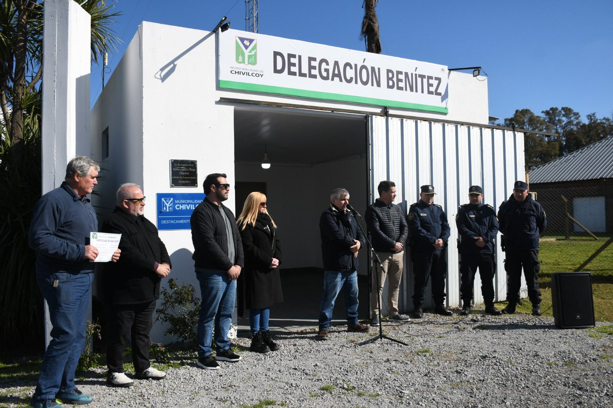 MuniChivilcoy's tweet photo. #AHORA  El intendente @BritosGuillermo inaugura el Destacamento Policial de Benítez, una importante mejora para la seguridad de la localidad 🚓

🏅 Además, hace entrega del certificado de habilitación al Club San Martín, acompañando el crecimiento de las instituciones locales. https://t.co/9tpmIVPwnN
