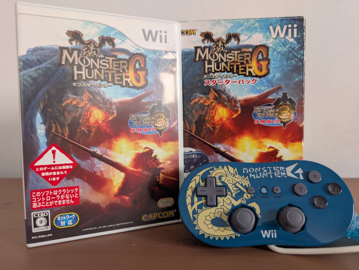 MonHanFuru's tweet image. Quiero poco a poco ir compartiendo las cositas de #MonsterHunter que tengo en la colección.
#MHG de #Wii, edición con mando (incómodo como el solo pero precioso 🥹) y también incluye demo de #MHTri (A ver si en un futuro me puedo currar más el sitio, la luz, el fondo....😅😅😅