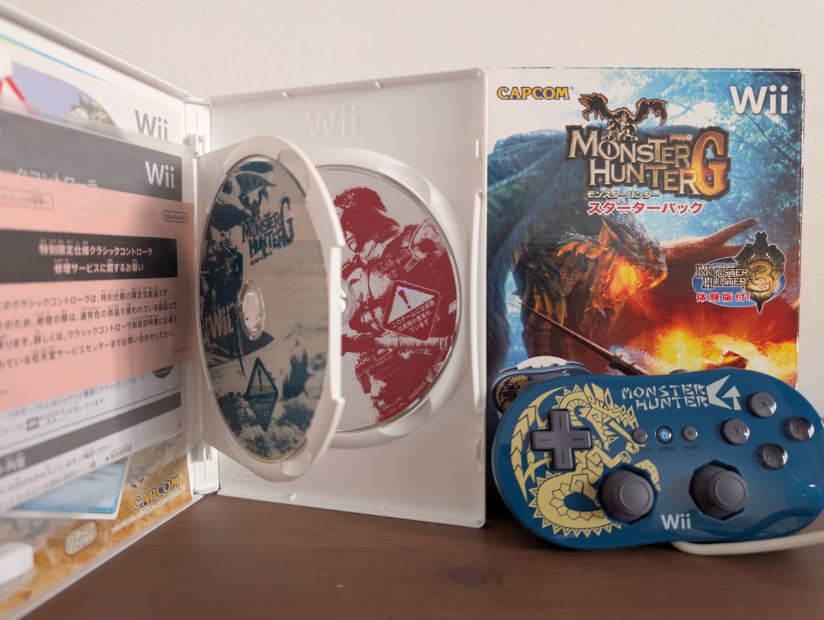 MonHanFuru's tweet image. Quiero poco a poco ir compartiendo las cositas de #MonsterHunter que tengo en la colección.
#MHG de #Wii, edición con mando (incómodo como el solo pero precioso 🥹) y también incluye demo de #MHTri (A ver si en un futuro me puedo currar más el sitio, la luz, el fondo....😅😅😅