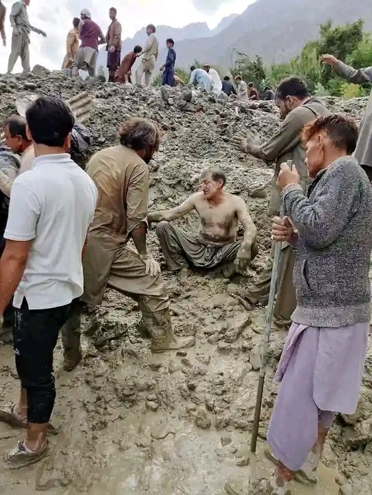 The gold is not in our mountains, it's in our hearts salute to sabir from Khalti Gupis 
🫡 💗

#DeclareClimateEmergencyinGB