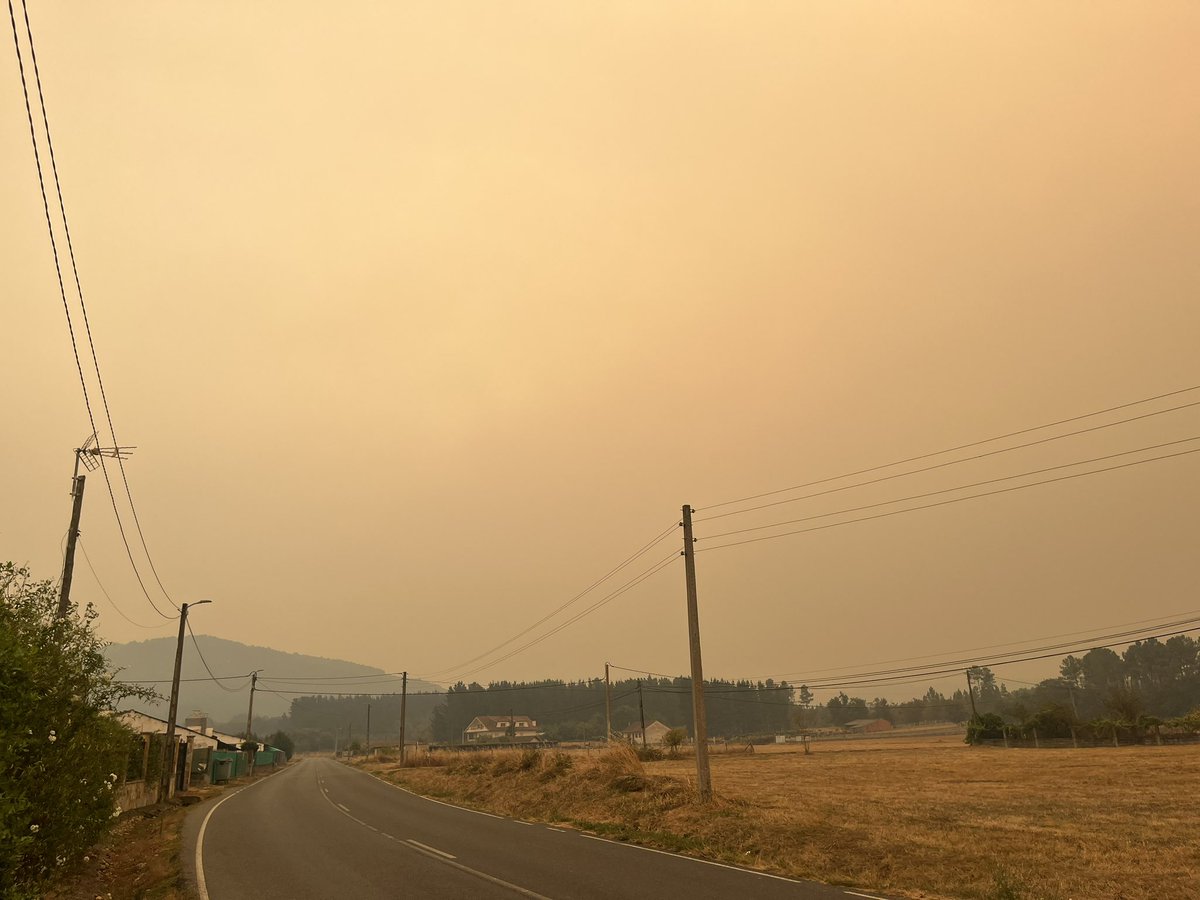 Esto es el cielo de Monforte de Lemos, a km de los incendios de Ourense y Ponferrada. Nos llega el olor a quemado y cenizas