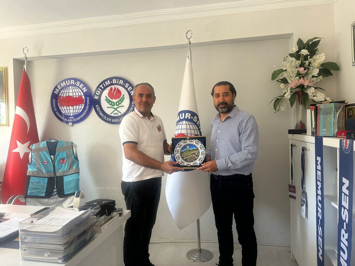 Eğitim Bir Sen Ardahan Şube Başkanımız Sn.Mehmet Serkan KARATAŞ’ı ziyaret ettim. 
Ardahan’a büyük hizmetleri olan üye artışlarında rekorlar kıran efsane başkanımıza  misafirperverliği için teşekkür ediyor, hizmetlerinde başarılar diliyorum.