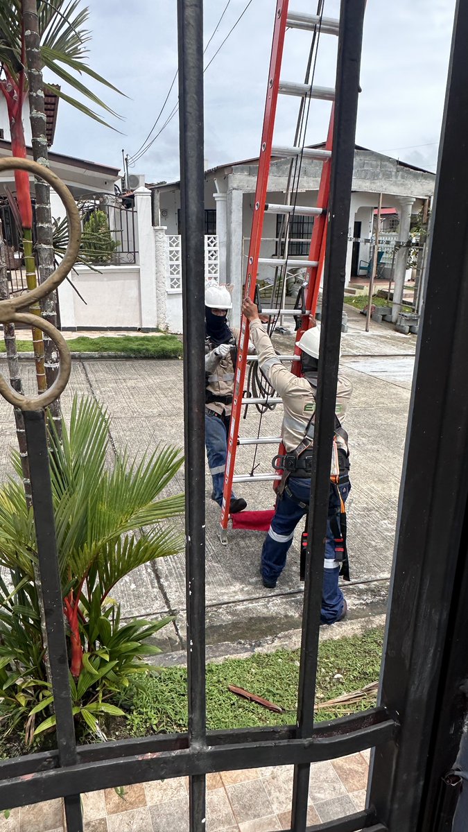 <a href="/ENSApanama/">ENSA - Grupo EPM</a> cuando sus trabajadoras vayan a casa de Brisas del Golf Panamá, deben brindar información si se les solicita. Se trepan al poste, uno le pregunta que trabajos realizan y contestan: “esa no es su casa” <a href="/BrisasdelGolf/">𝗕𝗿𝗶𝘀𝗮𝘀 𝗱𝗲𝗹 𝗚𝗼𝗹𝗳</a> <a href="/JCRufinalfaro/">Somos Rufina Alfaro</a> <a href="/vecinosdebrisas/">Vecinos BrisasdelGolfPty</a>