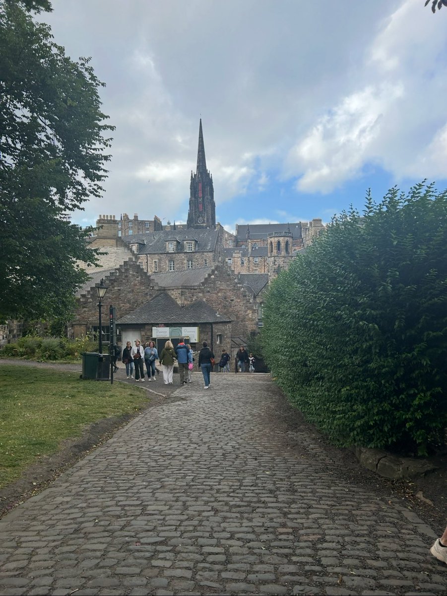 Claudia Pearl tweet media