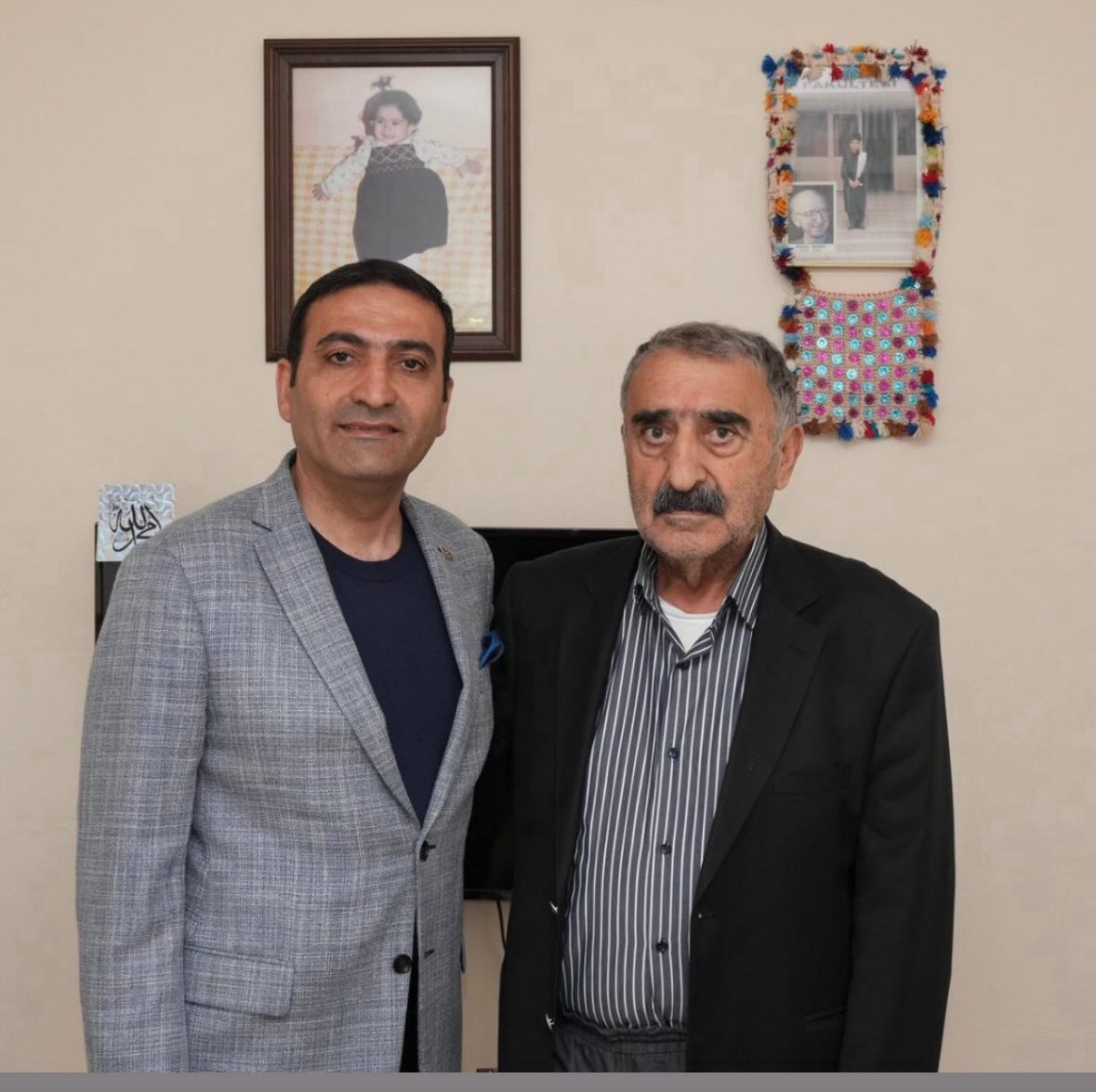 Beyoğlu Belediye Başkanı İnan Güney ve belediyeden emekli olmuş babası…Yurdun kaymağını yiyen tabakadan değil İnan Güney, emek veren üreten işçi bir ailenin evladı olarak bugünlere gelmiş emekle varolmuş bir isim.