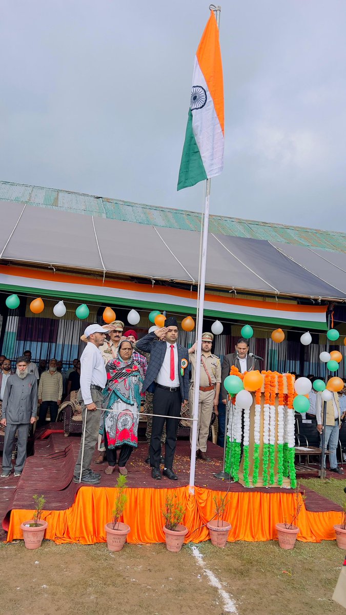 SDM Gool Imtiaz Ahmed hoisted the National Flag with pride at Gool to mark the 79th Independence Day, celebrating the spirit of unity, patriotism &amp; freedom. 🇮🇳 #IndependenceDay2025 #AzadiKaAmritMahotsav <a href="/diprjk/">Information & PR, J&K</a> <a href="/dcramban/">Deputy Commissioner (DEO), Ramban</a> <a href="/RambanPolice/">District Police Ramban</a>