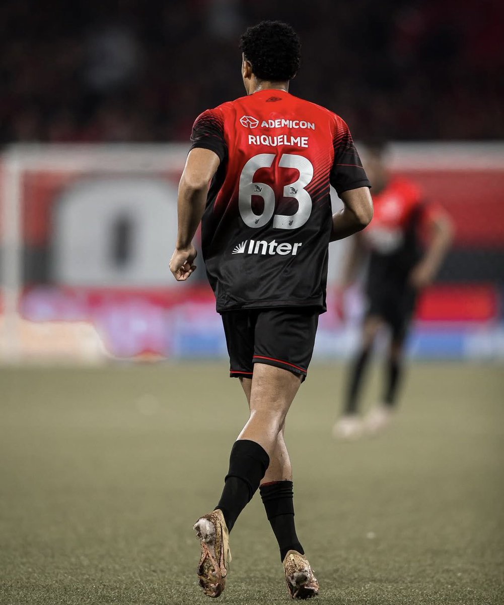 Riquelme deve ser titular contra o Cuiabá amanhã.

O 4-2-3-1 deve retornar com apenas duas dúvidas, uma na zaga e outra no ataque. 

Santos; Benavidez, Belezi, Habraão (Arthur Dias) e Esquivel; Riquelme, Patrick e Zapelli; Mendoza, Luiz Fernando (Leozinho) e Viveros.