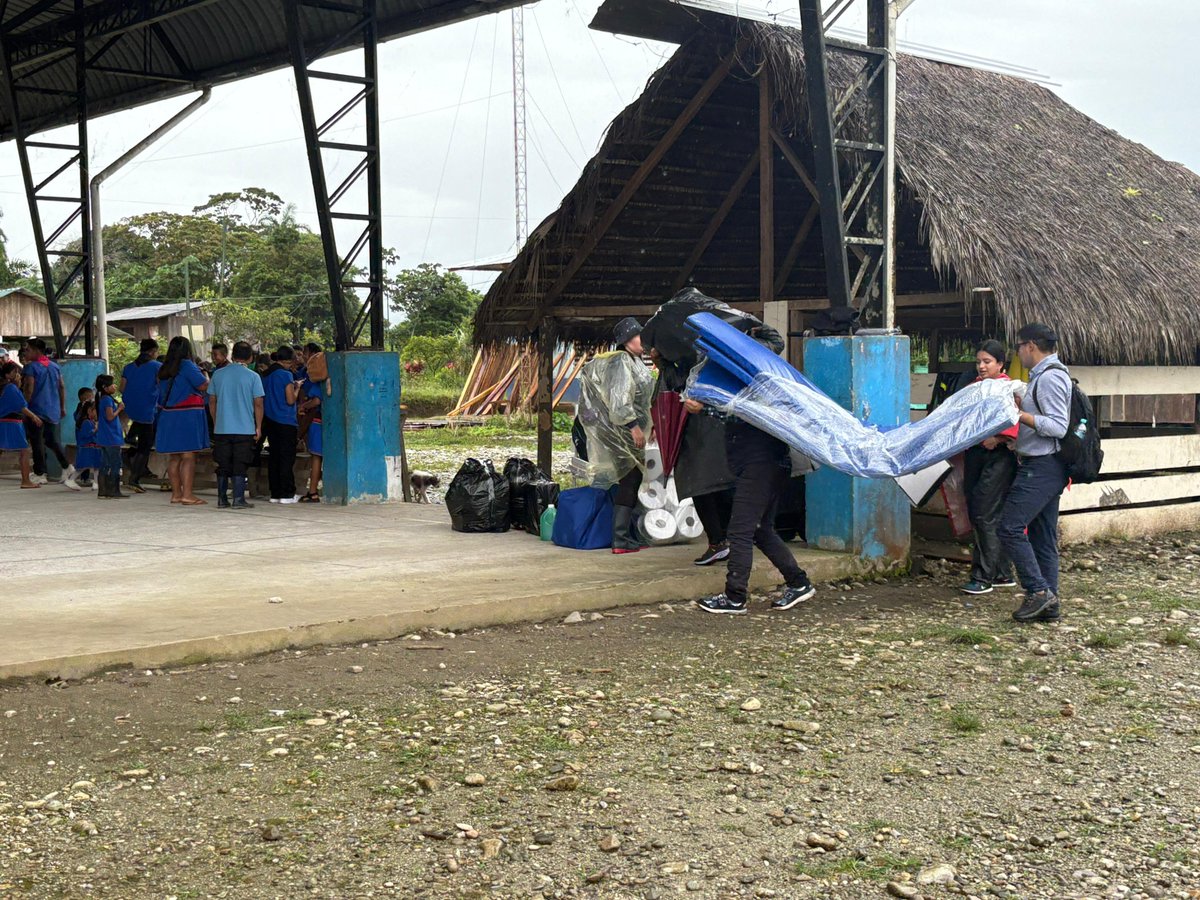 Cofanes Sinangoe (@cofaness) on Twitter photo EXIGIMOS RESPETO <a href="/Educacion_Ec/">Ministerio de Educación del Ecuador</a> <a href="/SEIBEec/">SEIBE</a> <a href="/AlegriaCrespo/">Alegría Crespo Cordovez</a> 500 rollos de papel higiénico y colchonetas NO son una medida de reparación.
Los niños y niñas llevan más de 6 años sin espacios de aprendizaje dignos.
ESTO ES UNA BURLA!
#UnaCanchaNoEsUnaEscuela EXIGIMOS RESPETO <a href="/Educacion_Ec/">Ministerio de Educación del Ecuador</a> <a href="/SEIBEec/">SEIBE</a> <a href="/AlegriaCrespo/">Alegría Crespo Cordovez</a> 500 rollos de papel higiénico y colchonetas NO son una medida de reparación.
Los niños y niñas llevan más de 6 años sin espacios de aprendizaje dignos.
ESTO ES UNA BURLA!
#UnaCanchaNoEsUnaEscuela