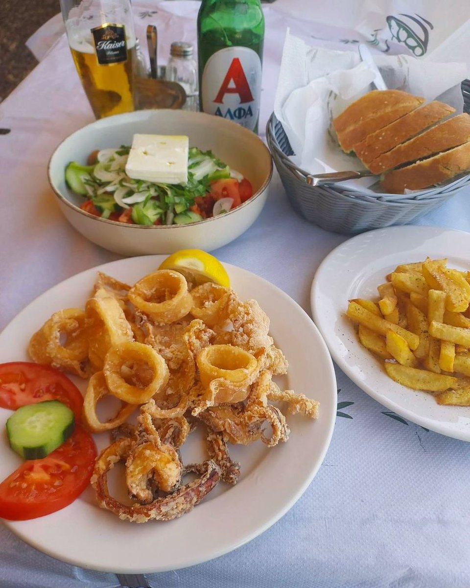RubySmith121483's tweet image. Nothing like delicious Greek food.. Kalamari with Greek salad