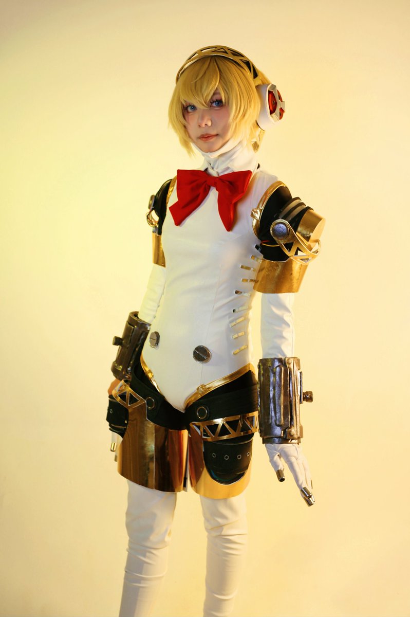 Aigis standing there and stares at you 👁👁