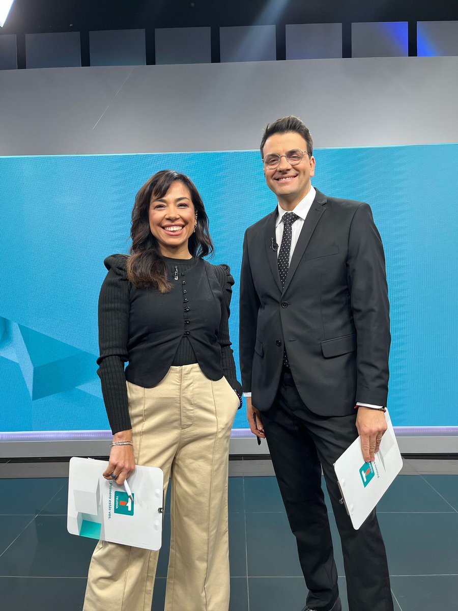 Canal4_UY's tweet photo. ¡V I E R N E S! Y las sonrisas de @yiselamoreira y @robhernandez3 lo saben 😄 Todas las noticias de esta jornada informativa AHORA en #Teledia 📺🗞 https://t.co/COpzsULBeQ