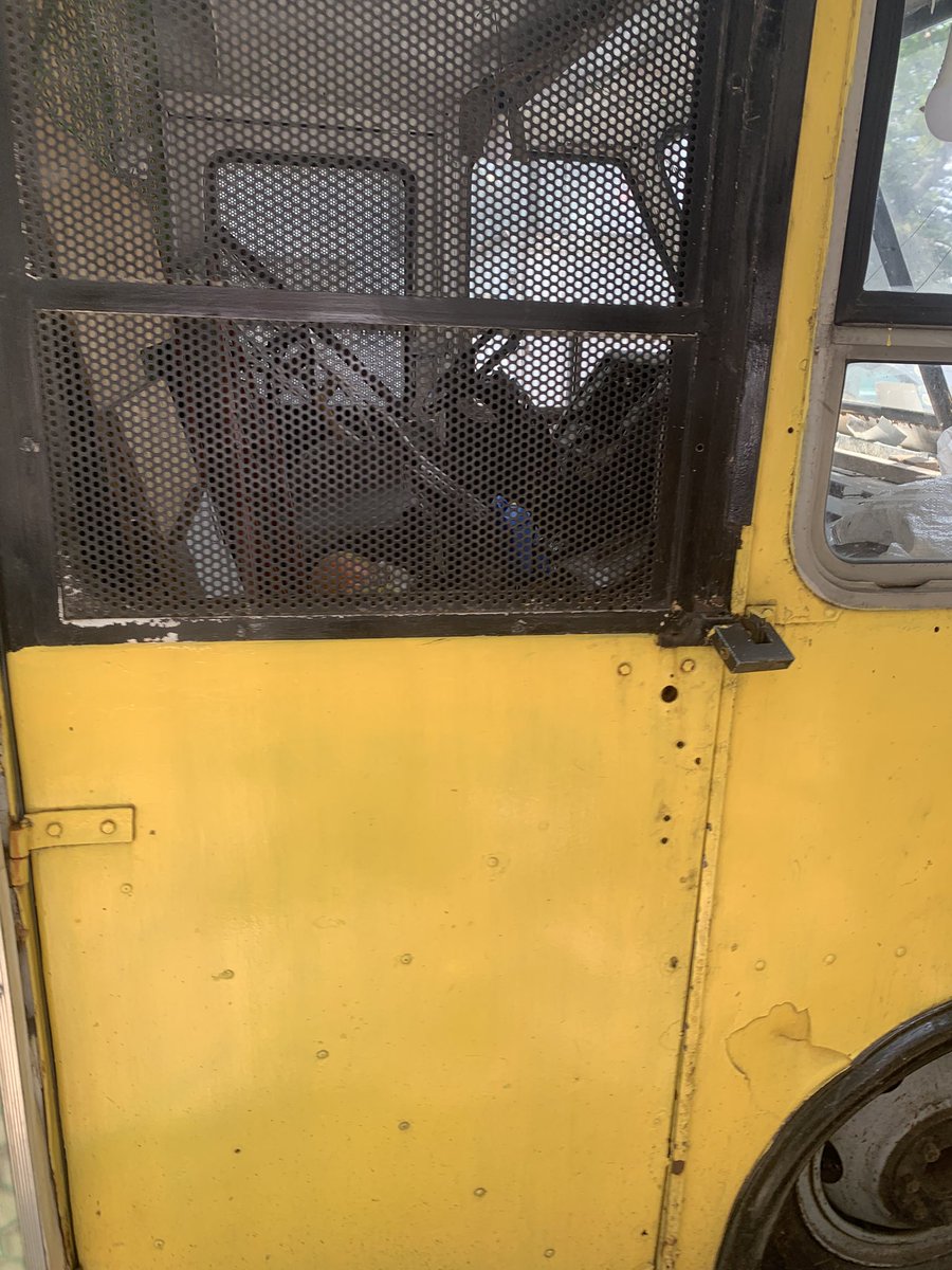 Desde agosto de 2022 este camión amarillo placas HD-8827-F está estacionado en fernando 9, col alamos en <a href="/BJAlcaldia/">Alcaldía de Benito Juárez</a> infringiendo el reglamento de transito art 35. Ya cumple el requisito de 15 dias abandonado. <a href="/UCS_GCDMX/">Unidad de Contacto del Secretario SSC CDMX</a> <a href="/locatel_mx/">@locatel_mx</a>  <a href="/BlindarBJ/">Blindar BJ 360</a>