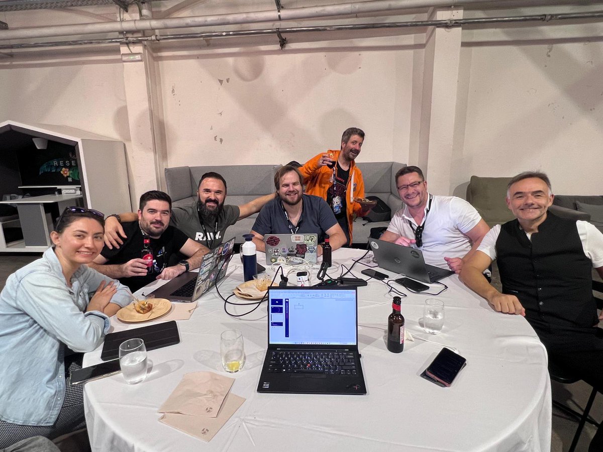 VMwareCommunity's tweet image. #VMwareExplore is the one week that brings everyone together. 

VCF 9, Hackathon, #VMUG, #vExperts, coffees, beers, late-night chats—you name it. If you skip it, you’re missing your part of something big. 

We’ll be there &amp;amp; you should be too!
⭐️ Register: brcm.tech/3HtQLH8