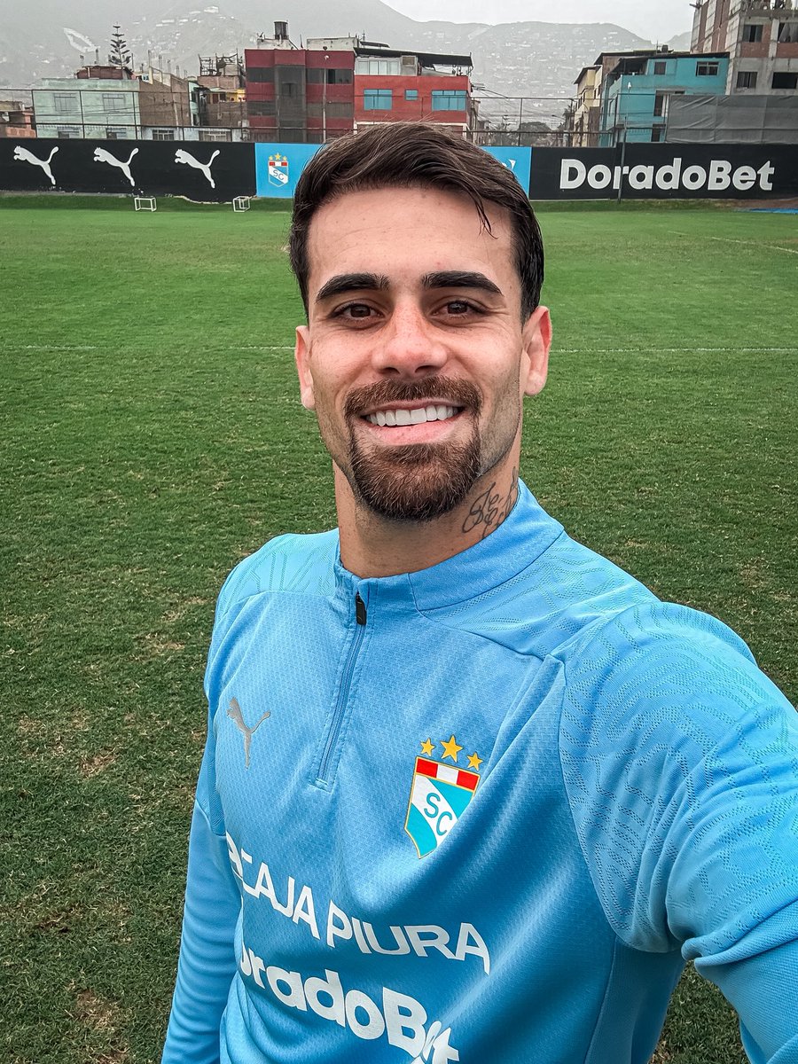 ¡Felipe Vizeu entrenó en La Florida y tiene un saludo para ti! 💪

📱 Para verlo, ingresa a nuestro WhatsApp Celeste: whatsapp.com/channel/0029Vb… 

#FuerzaCristal