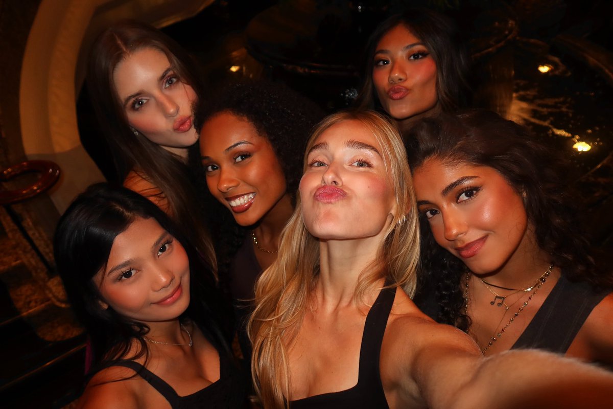 Germany in THE HOUSE! 🇩🇪 Sina has surprised us today and she’s here in Hong Kong ✨ We couldn’t be more excited to welcome her and for all the amazing things happening really soon 👀💕 Uniters, who’s excited for our NOW OR NEVER TOUR?!