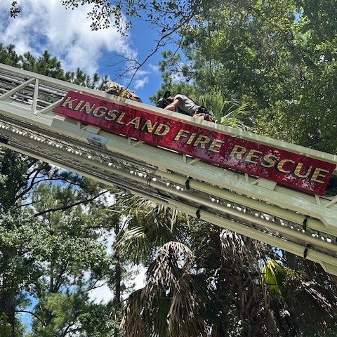CCFR_GA's tweet image. Yesterday, a tree worker was stuck 30–40 feet in the air after a bucket lift malfunction. Camden County Fire Rescue and Kingsland Fire Rescue worked together to bring him safely down. Great teamwork!