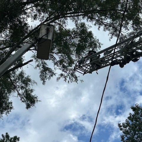 CCFR_GA's tweet image. Yesterday, a tree worker was stuck 30–40 feet in the air after a bucket lift malfunction. Camden County Fire Rescue and Kingsland Fire Rescue worked together to bring him safely down. Great teamwork!