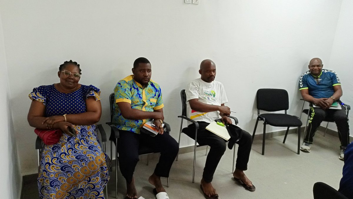 csberetvert's tweet photo. Première réunion administrative au Complexe Scolaire Le Béret Vert B, Général d’Armée André NGOMA.

#beretvert #complexescolaire #ecole #garderepublicaine https://t.co/7TaxcckU0o