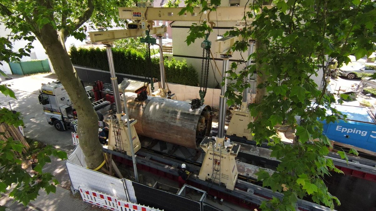 Industrial moves specialist company Hess GmbH was recently tasked with a challenging pipe-jacking job in Germany. The solution? An Enerpac SL380 Hydraulic Gantry.

For more information on Enerpac Hydraulic Gantries, visit our webpage at enerpac.com/en-gb/heavy-li…

#Enerpac #HessGmbH