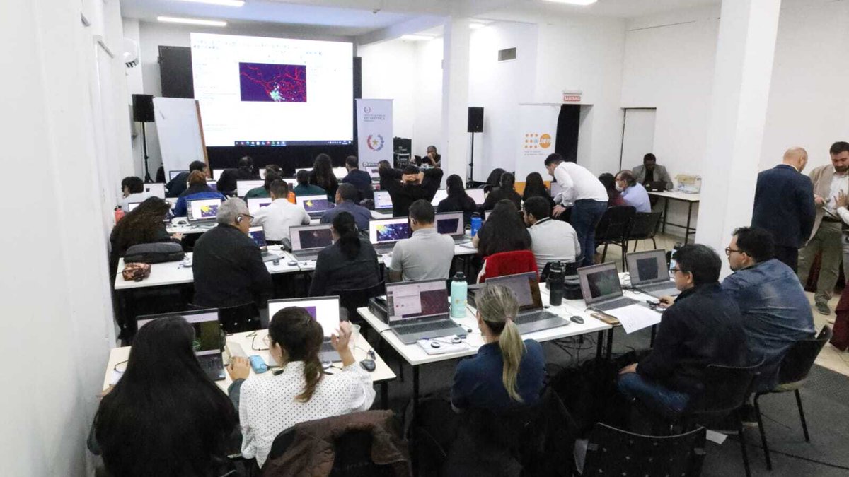 CopernicusEMS's tweet photo. In 🇵🇾Paraguay, #GHSL experts from @EU_ScienceHub trained statisticians on the DEGURBA method — a global standard for classifying urban & rural areas, boosting comparable urban data worldwide.
More: https://t.co/jkx3vY2G3g
📸: © Instituto Nacional de Estadística (INE), Paraguay https://t.co/SkEcuK2f3K