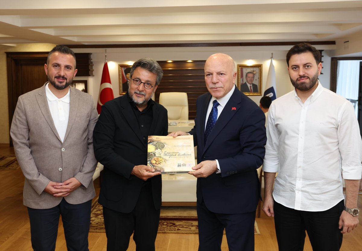 Cumhurbaşkanlığı Tarım ve Gıda Politikaları Kurulu Üyesi, Türkiye Tüm Restoranlar ve Turizmciler Derneği Genel Başkanı ve Kültür Yolu Festivali Gastronomi Koordinatörü Ramazan Bingöl ve ekibi belediyemizde ziyaretimize geldi. 

Bizler inanıyoruz ki; Erzurum, sadece tarihî