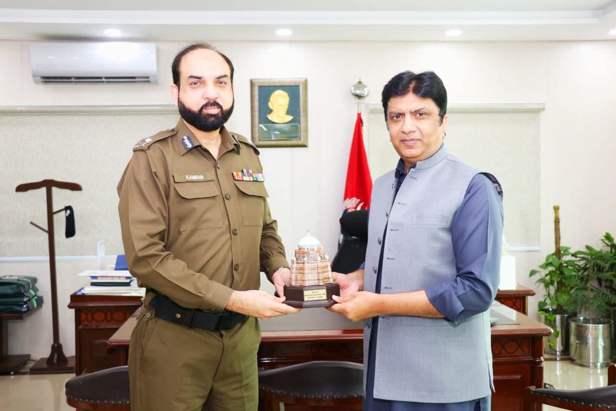 OfficialSPPO's tweet image. ساؤتھ پنجاب پولیس آفس میں کمشنر ملتان عامر کریم خان کی ایڈیشنل آئی جی ساؤتھ پنجاب محمد کامران خان سے ملاقات ۔
Muhammad Kamran Khan
#igsouthpunjab #CommissionerMultan #Multan #Pakistan #postviralシ2025 #Azadi2025 #viralreelschallenge