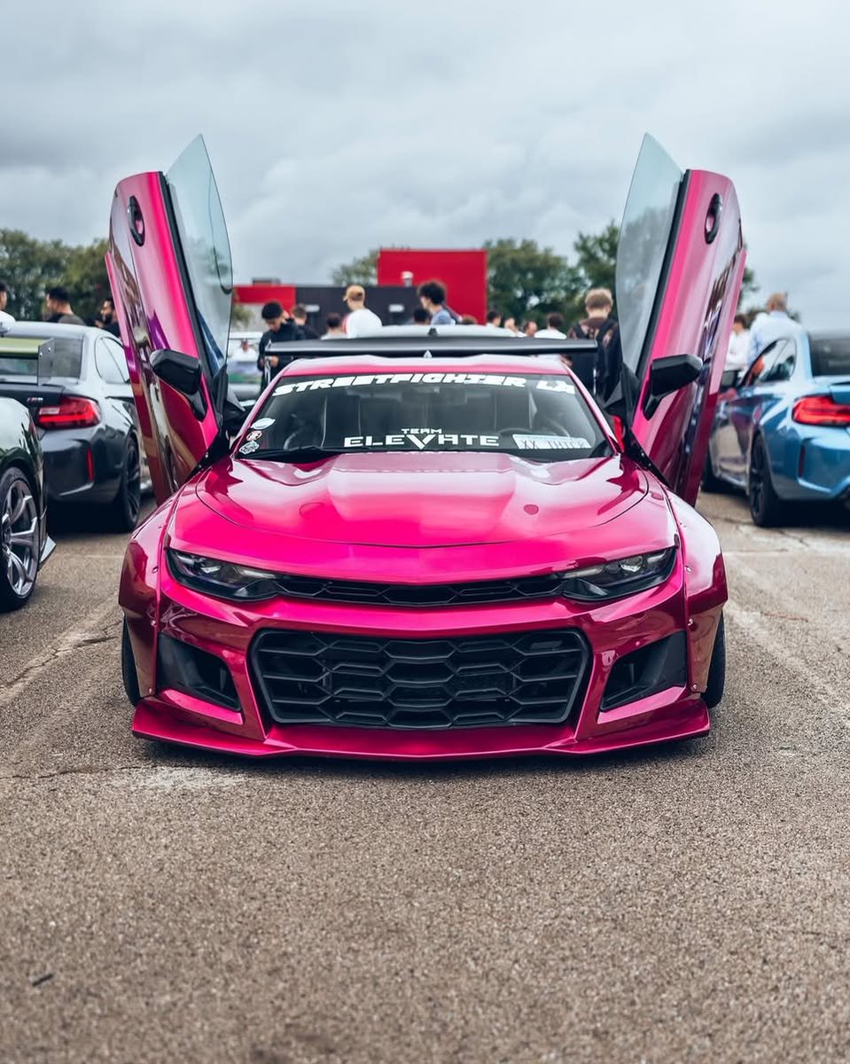 Earnhardt_Chevy's tweet image. #FrontEndFriday X #ChevyCamaro. 🤩 
📸: @nellytheblasian  
#ChevroletCamaro #CamaroWidebody