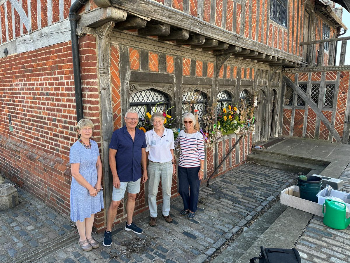 AldeCarnivalUK's tweet photo. It's beginning to look a lot like Carnival at the Moot Hall! The wonderful Aldeburgh Flower Club have added a splash of colour to the Moot Hall and doesn't it look spectacular! 🌷🌸🌹🌺🌻🌼 https://t.co/eTFGSc8mG8