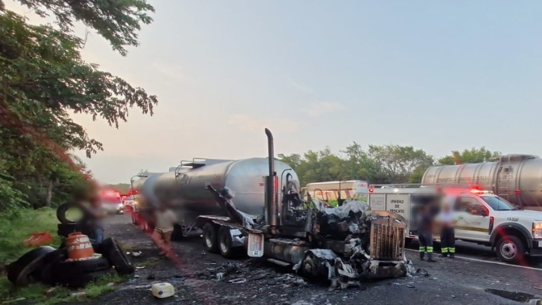 🚨🚧🚨🚧🚨🚧🚨

#Veracruz se registra cierre total de circulación por accidente vial sobre la carretera La Tinaja-Cosoleacaque cerca del kilómetro 028+200. Atienda indicaciones viales.