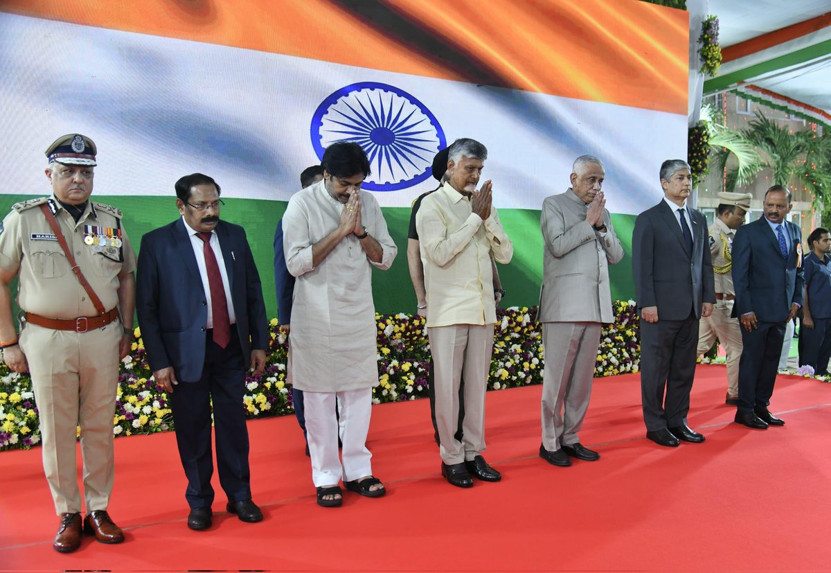 JSPVeeraMahila's tweet image. ఆంధ్రప్రదేశ్ గవర్నర్ జస్టిస్ అబ్దుల్ నజీర్ గారు స్వాతంత్ర్య దినోత్సవం సందర్భంగా రాజ్ భవన్‌లో నిర్వహించిన "ఎట్ హోమ్" తేనేటి విందు కార్యక్రమంలో రాష్ట్ర ఉప ముఖ్యమంత్రి శ్రీ పవన్ కళ్యాణ్ గారు, ఆయన సతీమణి శ్రీమతి అనా కొణిదల గారు పాల్గొన్నారు.

#IndependenceDay
#IndependenceDayIndia