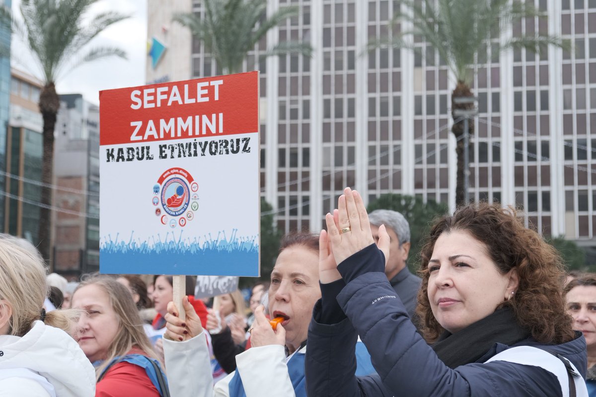 Hükümet, 8. Dönem Kamu Toplu Sözleşmesi’nde ikinci teklifini açıkladı.
İlk zam oranlarına ek olarak taban aylıklara 1000 TL artış yer aldı.
Ağam bizimle eylenir!...