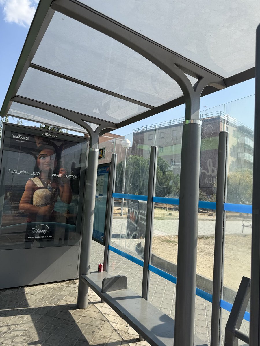 40 grados, sol de infierno… y las paradas de autobús de cristales, para evitar la sombra y concentrar los rayos. Tiene que haber una razón, no puede ser mera estupidez