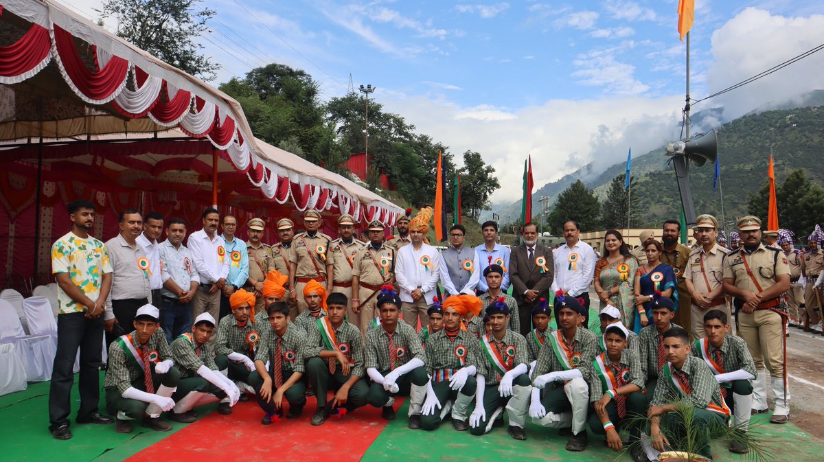 Patriotism in Full Bloom at DPL Ramban 🇮🇳✨
DPL Ramban radiated pride and unity as the 79th Independence Day was marked with spirited celebrations, vibrant performances, and the hoisting of the Tricolour. <a href="/diprjk/">Information & PR, J&K</a> <a href="/Divcomjammu/">Divisional Commissioner Jammu</a> <a href="/RambanPolice/">District Police Ramban</a>
