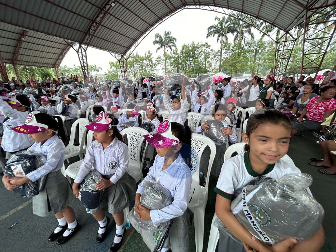 ALDIA NOTICIAS (@aldiacomec) on Twitter photo El Municipio de Quevedo entrega uniformes y mochilas a escuelas municipales, y también se realiza el Festival de Lectura. El evento se desarrolla en Agrilsa. #NoticiasALDIA <a href="/GadQuevedo/">Alcaldía Ciudadana de Quevedo</a> <a href="/AlexisMatuteEC/">Alexis Matute 🇪🇨</a> El Municipio de Quevedo entrega uniformes y mochilas a escuelas municipales, y también se realiza el Festival de Lectura. El evento se desarrolla en Agrilsa. #NoticiasALDIA <a href="/GadQuevedo/">Alcaldía Ciudadana de Quevedo</a> <a href="/AlexisMatuteEC/">Alexis Matute 🇪🇨</a>