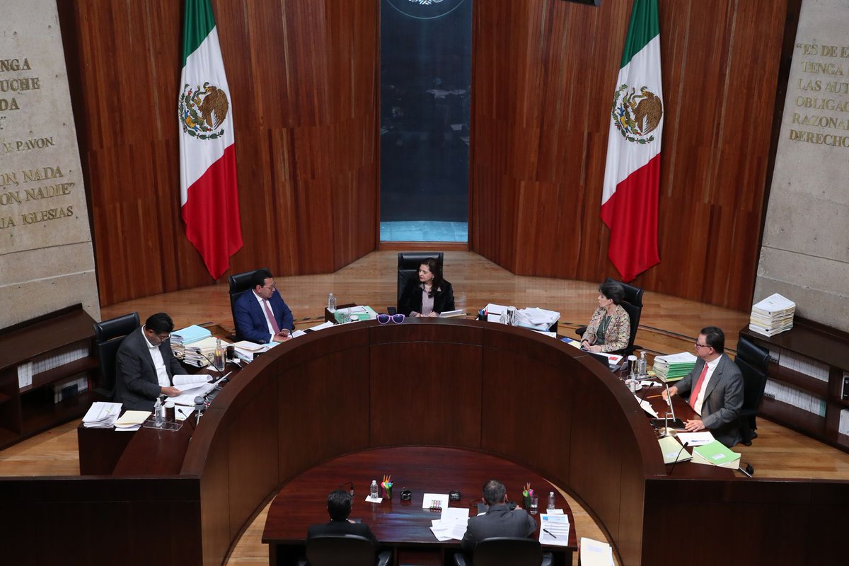 Xochitl G.R. (@xochitlgr_) on Twitter photo #ULTIMAHORA
El magistrado Reyes Rodríguez está proponiendo en su proyecto anular la elección de ministros y ministras de la <a href="/SCJN/">Suprema Corte</a> del Poder Judicial de la Federación por el uso de acordeones.
💥El proyecto será sometido a votación del pleno del TEPJF #ULTIMAHORA
El magistrado Reyes Rodríguez está proponiendo en su proyecto anular la elección de ministros y ministras de la <a href="/SCJN/">Suprema Corte</a> del Poder Judicial de la Federación por el uso de acordeones.
💥El proyecto será sometido a votación del pleno del TEPJF