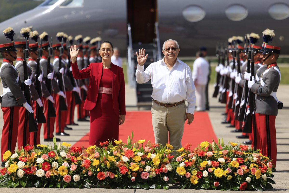 #EnelPaísDCA | La presidenta de #México, <a href="/Claudiashein/">Claudia Sheinbaum Pardo</a>, fue recibida en el Comando Aéreo del Norte, Petén por el ministro de Relaciones Exteriores, Carlos Martínez.

En estos momentos se trasladan al Hotel Villa Maya donde tendrán la reunión bilateral con el presidente,