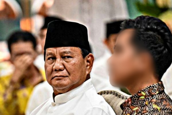 Namun, sekeras - kerasnya, melontarkan kritik, hingga "olok - olok" politik kepada Presiden @Prabowo, saya tak pernah berharap beliau tumbang di tengah jalan, atau terjerembab di pinggir sejarah, entah karena politik atau karena "seleksi alam".

Jangan sampai republik ini,