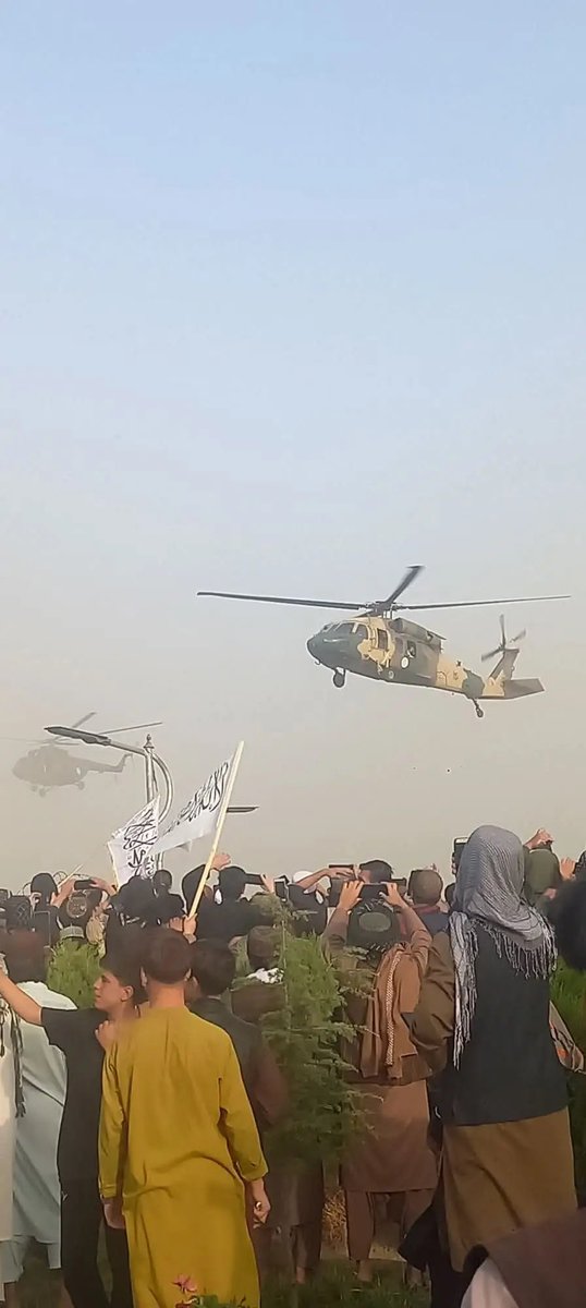 پارون او نن!
پارون له همدې چورلکو په ولسونو د مرمیو بمونو باران وو او نن له همدې چورلکو په ولسونو د ګلونو باران وو مینه.
#توپیر