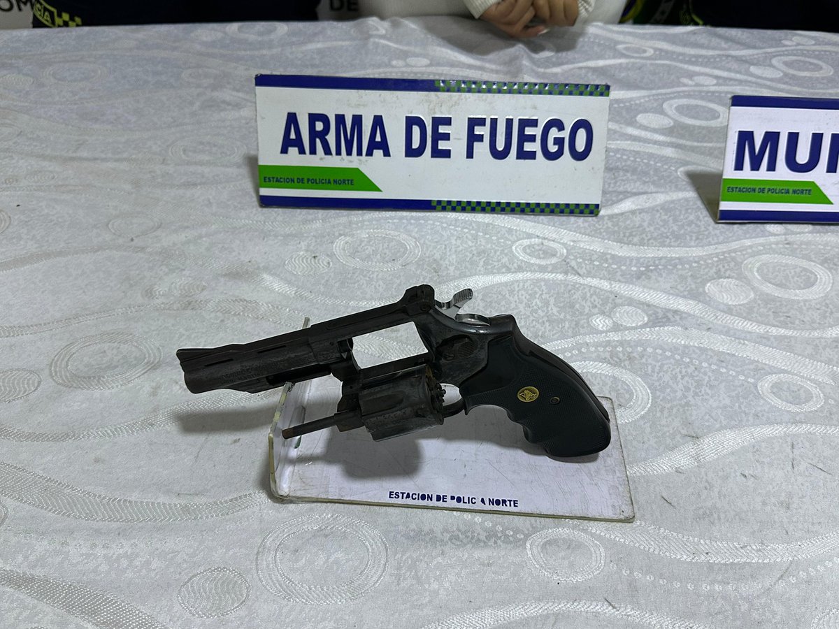 🚨❌INTENTÓ HUIR, PERO LA CAPTURARON. 

En Bucaramanga, Nuestra Policía Nacional capturó a mujer de 30 años por el delito de porte ilegal de armas tras huir de un puesto de control. 

Con esta captura ya son  387 personas aprehendidos en 2025 por este delito.
