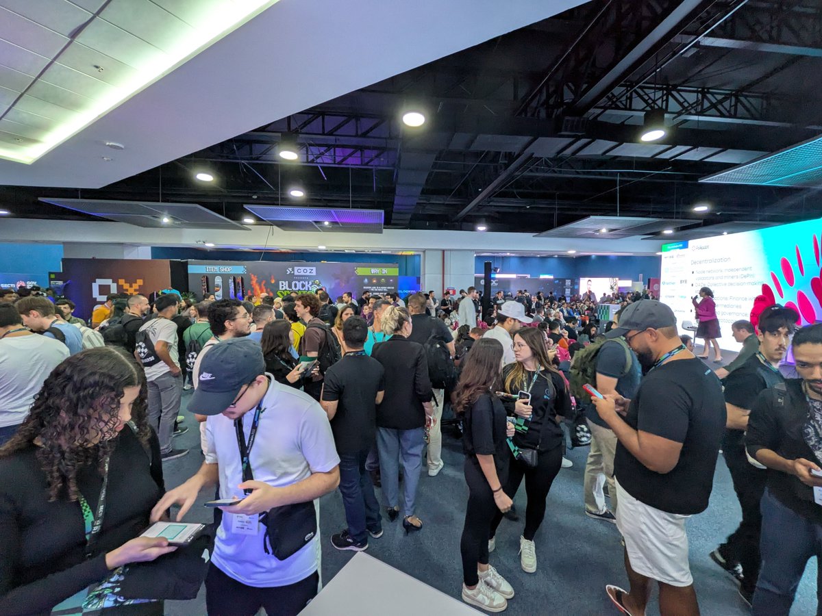 ax_labs's tweet image. That’s a wrap on #BlockchainRio2025!

🎤 @gsmachado hit the stage for “The Next-Gen of EVM Chains: Innovation Beyond Compatibility”, showing how Neo X is moving past mere compatibility, bringing Anti-MEV for DeFi and Web2-like UX to the EVM world.

At the @Neo_Blockchain booth,…
