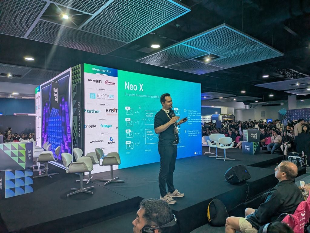 ax_labs's tweet image. That’s a wrap on #BlockchainRio2025!

🎤 @gsmachado hit the stage for “The Next-Gen of EVM Chains: Innovation Beyond Compatibility”, showing how Neo X is moving past mere compatibility, bringing Anti-MEV for DeFi and Web2-like UX to the EVM world.

At the @Neo_Blockchain booth,…