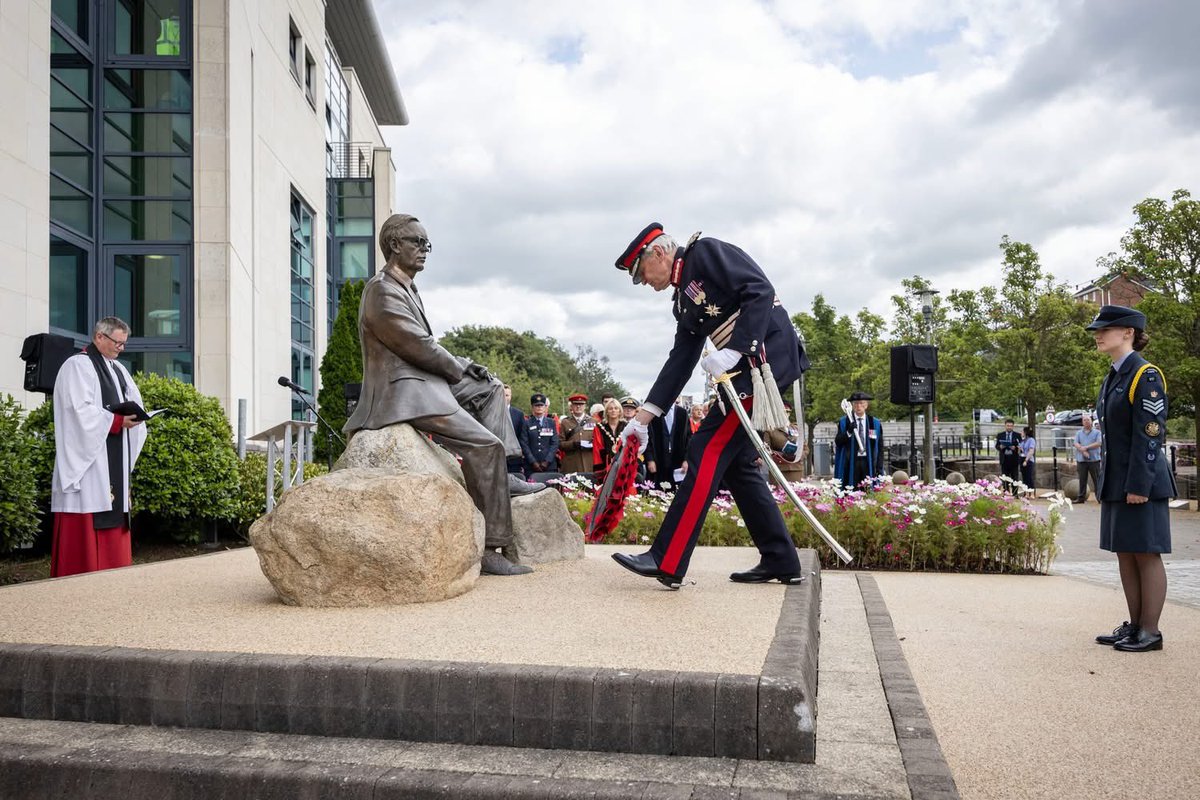 HM’s Lord-Lieutenant of #CountyAntrim ☘️ laid a wreath on behalf of HM The King in #Lisburn to mark the 80th Anniversary of #VJDay. The High Sheriff of Co. Antrim, Mrs Jenny Lendrum, was also in attendance. Thank you to <a href="/lisburnccc/">LCCC</a> for organising a moving day #vjday2025