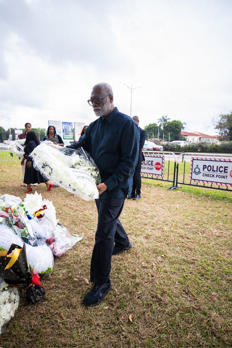 GLICOLife's tweet photo. Our Founder and Executive Chairman, Dr. Kwame Achampong-Kyei, together with our Group CEO, Mr. Edward Forkuo Kyei, CEO's and Managing Directors, laid wreaths at the Jubilee House in honour of our fallen heroes.
#Ghanamourns
#GLICOLife
#GLICOCares https://t.co/U40bDjxwDJ