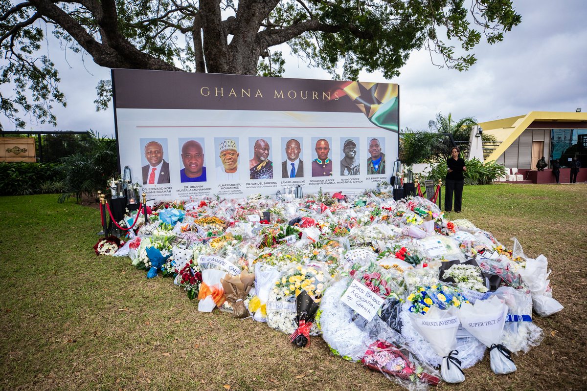 GLICOLife's tweet photo. Our Founder and Executive Chairman, Dr. Kwame Achampong-Kyei, together with our Group CEO, Mr. Edward Forkuo Kyei, CEO's and Managing Directors, laid wreaths at the Jubilee House in honour of our fallen heroes.
#Ghanamourns
#GLICOLife
#GLICOCares https://t.co/U40bDjxwDJ