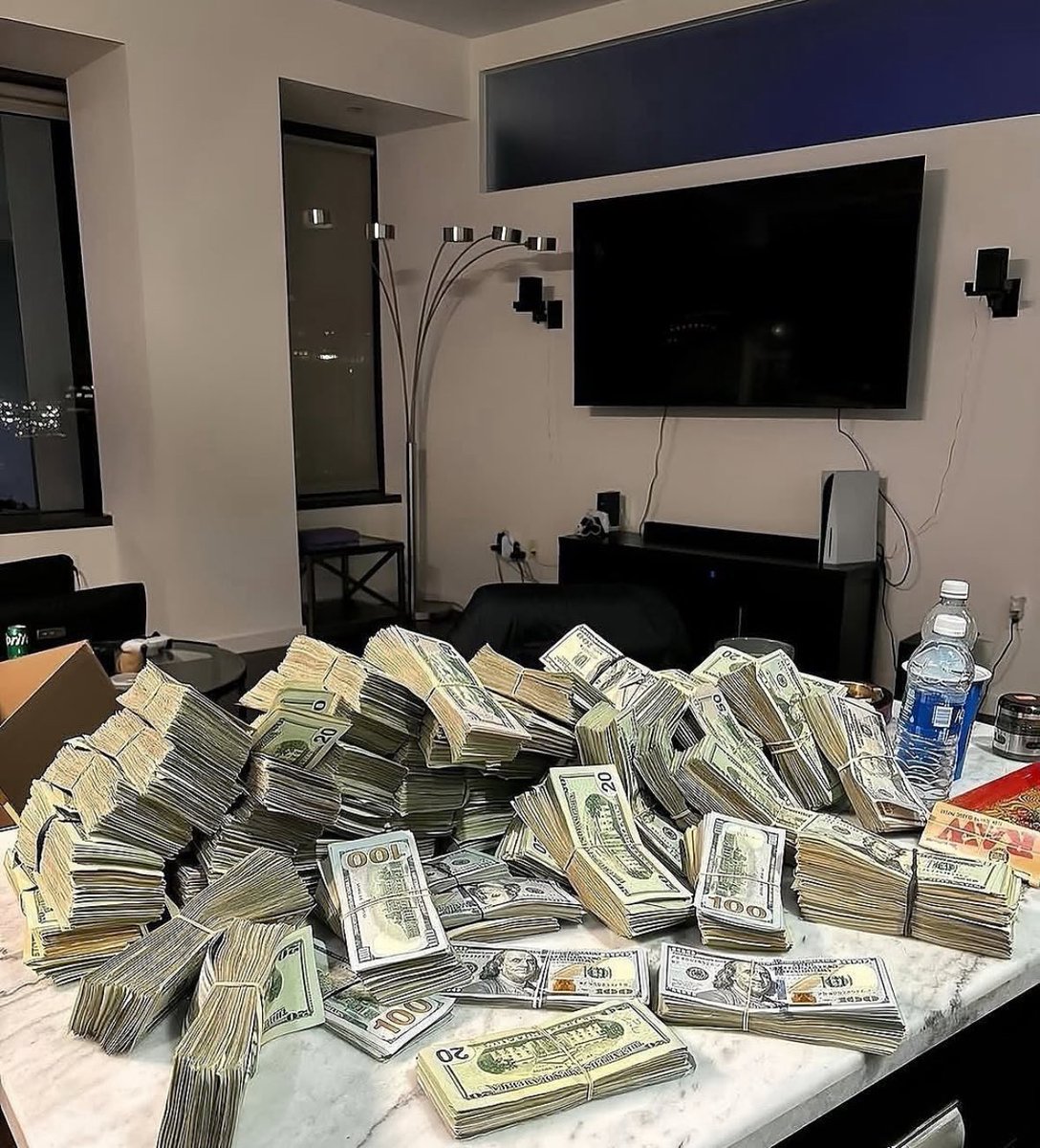 jagavern's tweet image. True Asset #Fractionalization

@FractionAI_xyz lets anyone own fractions of high-value assets through $FAPS, breaking entry barriers.