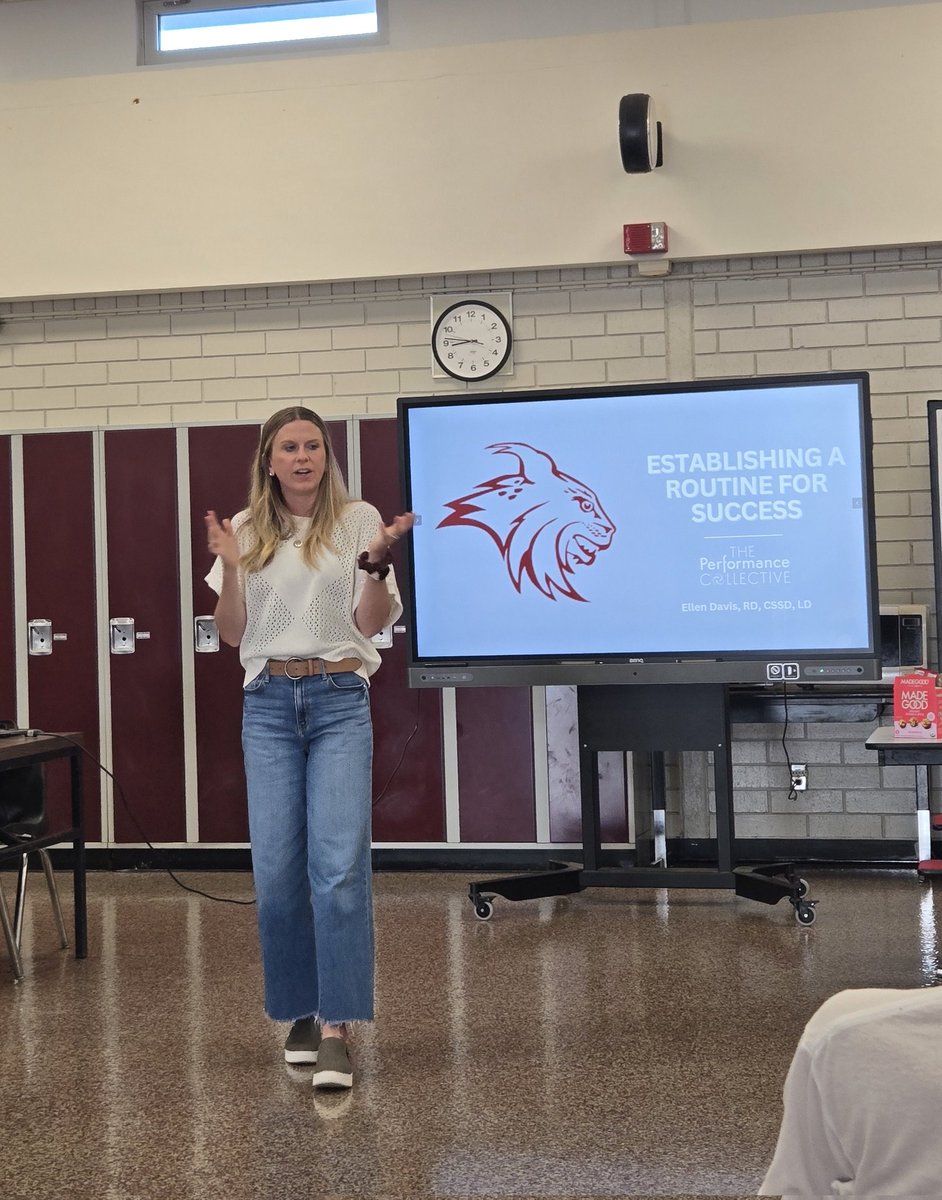NLXC_TF's tweet image. Year 2- A great way to kick off the XC season with NL Alum, @EllenDavis_CSSD, from performancecollective.com learning about how to hydrate correctly, fuel the body for performance, &amp;amp; prioritze recovery so our XC athletes have positive experiences. #NLXC