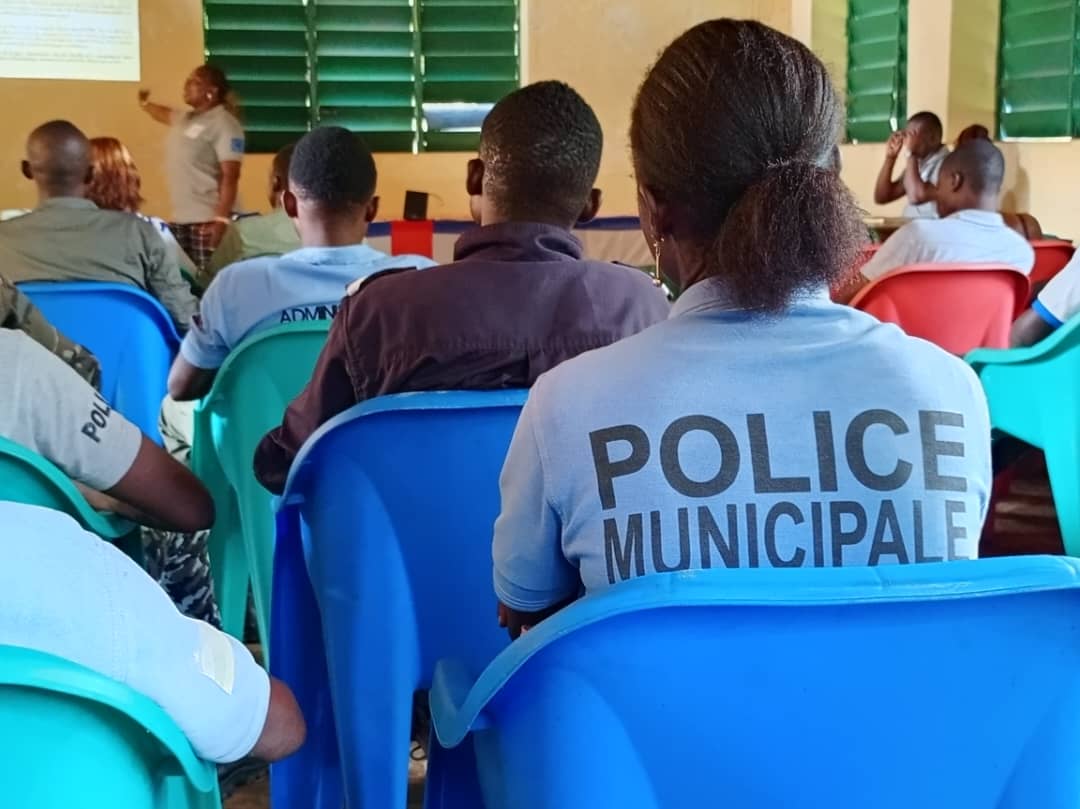 Communication RNL (@comndekeluka) on Twitter photo 🎙 Depuis le 07/8, nos équipes, avec le soutien de 🇪🇺 et de la #DDC 🇨🇭, sont dans la #Lobaye pour sensibiliser contre les rumeurs, la désinformation et discours de haine.
🎯 Objectif : Apaiser les tensions et renforcer la cohésion sociale.
<a href="/eu_eeas/">European External Action Service - EEAS 🇪🇺</a> @Fondhirondelle <a href="/SwissDevCoop/">Swiss Development and Cooperation</a> 🎙 Depuis le 07/8, nos équipes, avec le soutien de 🇪🇺 et de la #DDC 🇨🇭, sont dans la #Lobaye pour sensibiliser contre les rumeurs, la désinformation et discours de haine.
🎯 Objectif : Apaiser les tensions et renforcer la cohésion sociale.
<a href="/eu_eeas/">European External Action Service - EEAS 🇪🇺</a> @Fondhirondelle <a href="/SwissDevCoop/">Swiss Development and Cooperation</a>