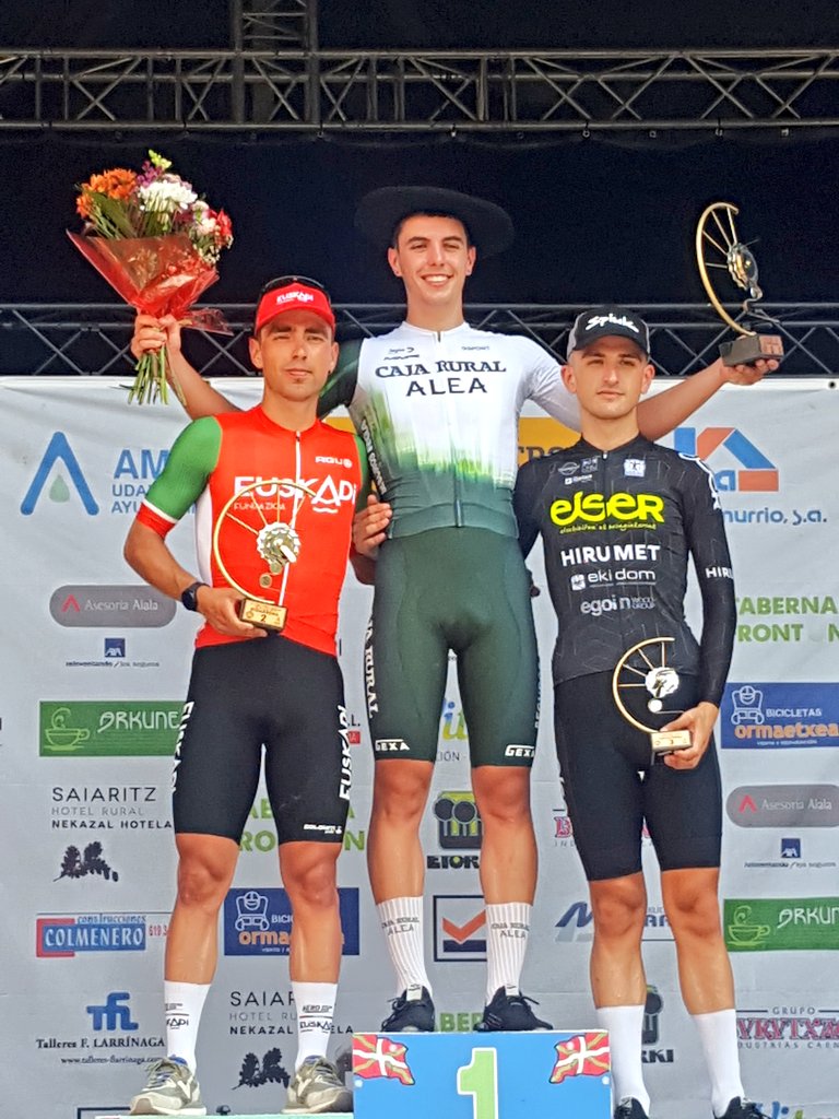 Podio tres cajones 71.Aiala Ibilbidea. LXXI Circuito Ayala. Memorial XXII Daniel Albizua. 🥇 <a href="/IkerVillarr/">Iker Villar</a>  <a href="/FilialCajaRural/">Caja Rural-Alea</a>  🥈 <a href="/jorgesegurado/">Xur</a>   <a href="/FundaCiclisEusk/">Euskadi Fundazioa</a>   🥉  <a href="/Ederma03/">Eder Moreno</a>  <a href="/EiserHirumet/">Eiser Hirumet Team</a>   #Amurrio #Torneolehendakari #Lehendakaritxapelketa