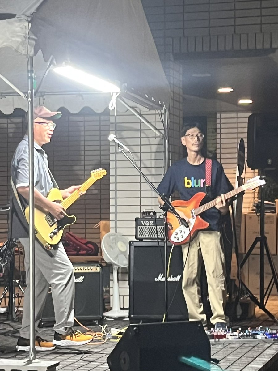 happytimeZakka's tweet photo. 昨日は私の地元の盆踊り大会でした笑😆
私たちは2、3曲お手伝いさせてもらいました🥰

写真は斉藤和義の曲を演奏する西田君です笑

久しぶりのリッケンバッカー！

楽しく演奏できて良かったです😆

#ベジタブレッツ
#vegetablets
#岐阜県大垣市上石津町多良
#盆踊り大会 https://t.co/i2zwNCY50F